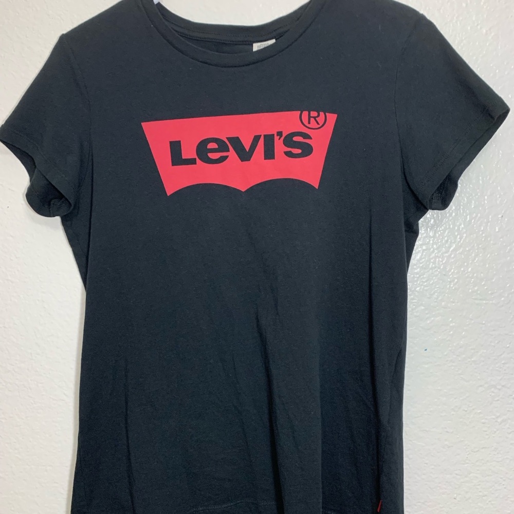 Basic Levi’s tee